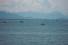 Auf dem Bodensee kann man vor beeindruckender Bergkulisse Motorboot fahren, surfen oder Tretboot fahren