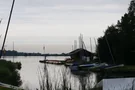 Anlegestelle und kleines Bootshaus am Großen Meer