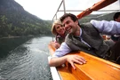 Glückliches Paar bei einer Bootstour übder den Eibsee