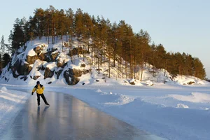 Ski fahren auf der zugefrorenen Saimaaer Seenlandschaft