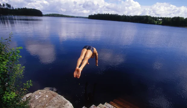 Sprung ins erfrischende Wasser der finnischen Seen
