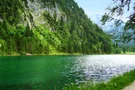 Der Förchensee in idyllischer Berglandschaft