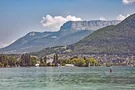 Der Lac d' Annecy umgeben von idyllischer Natur