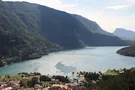 Der Lago di Molveno zwischen der atemberaubenden Felskulisse der Dolomiten