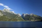 Lago di Molveno mit den Dolomiten im Hintergrund