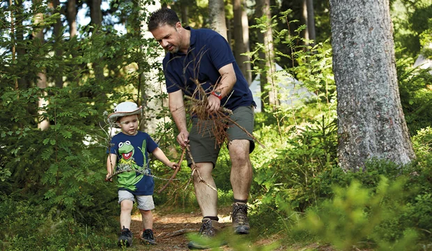Vater und Sohn beim Holz sammeln am Schluchsee