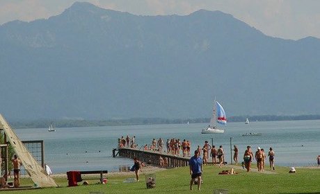 Badesteg im Strandbad Seebruck am Chiemsee Chiemsee