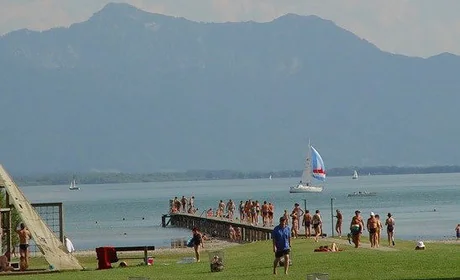 Badesteg im Strandbad Seebruck am Chiemsee Chiemsee