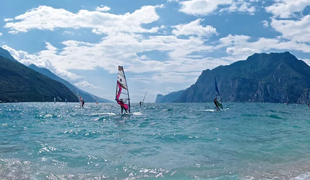 Surfer auf dem Gardasee Gardasee
