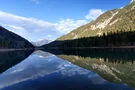 Der Pillersee mit der Steinpatte im Hintergrund