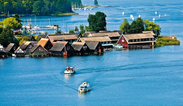 Hausboot-Urlaub auf der Mecklenburgischen Seenplatte Hausboot-Urlaub auf dem Wasser