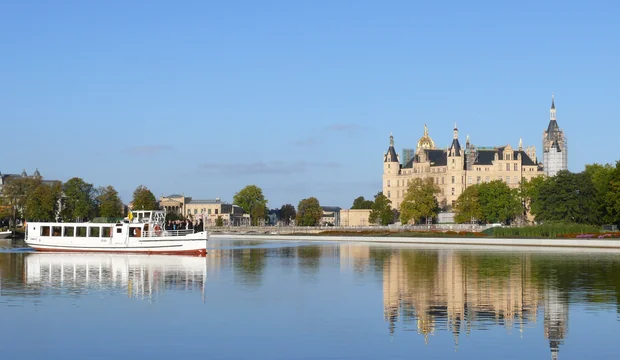 Blick auf das Schloss von Bord der Weißen Flotte Schweriner See