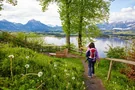 Wanderfrau an der Hopfener Burg