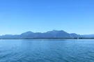 Chiemsee Segelboot und Berge