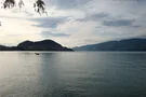 Untergehende Sonne scheint auf den Thunersee