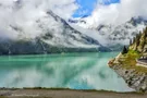 Wolkenverhangene Berge am Göscheneralpsee