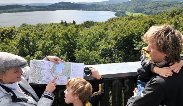 Familie auf dem Lydia-Turm am Laacher See Familie auf dem Lydia-Turm am Laacher See