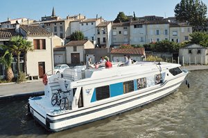 Das Bootsmodell Vision auf dem Wasser Le Boat Vision
