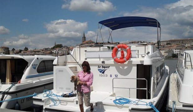 Boot sicher verlassen Le Boat Vision Frau und Hund