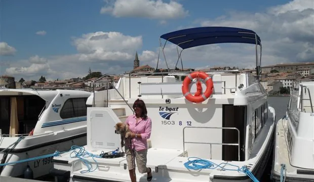 Le Boat Vision Frau und Hund