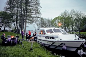 Schöner Abend am Wasser, Foto: Holger Leue Le Boat Anlegen mit dem Hausboot