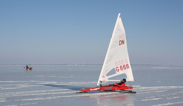 Wettbewerb im Eissegeln Wettbewerb im Eissegeln