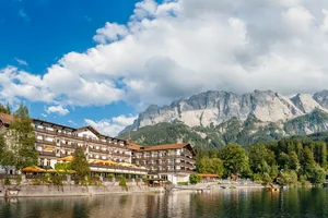 Das Eibsee Hotel liegt am Fuß der Zugspitze