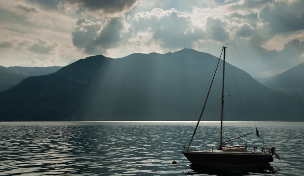 Sonne und Schiff am Lago d'Iseo