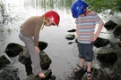 Spielende Kinder am Ufer des Laacher Sees