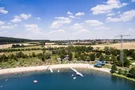 Blick über den Strand des Naturbadesees Stockelache