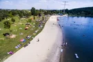 Der Strand des Naturbadesees Stockelache