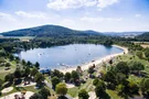 Blick über den gesamten Naturbadesee Stockelache