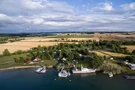 Luftaufnahme des Singliser Sees mit Blick auf das Marineschiff