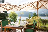 Die Außenterasse des Arabella Alpenhotels am Spitzingsee