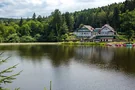 Blick über den Ebnisee, hinüber zum Hotel Ebnisee