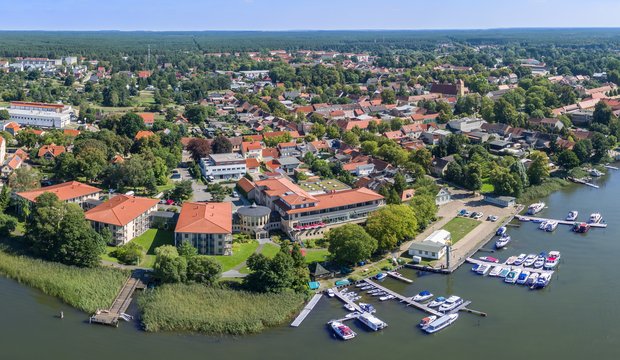 Das Seehotel Rheinsberg und die Umgebung aus der Vogelperspektive Das Seehotel Rheinsberg und die Umgebung aus der Vogelperspektive