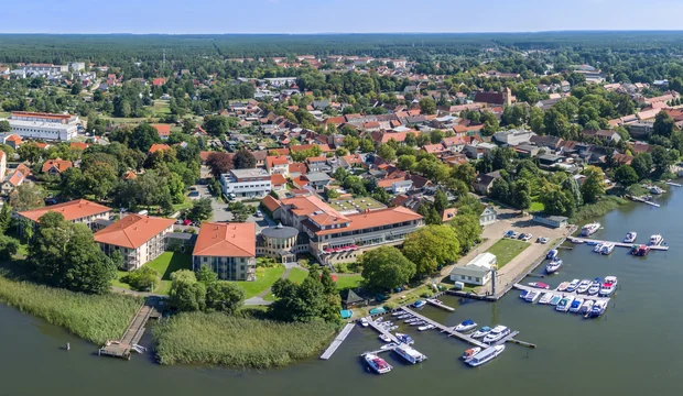 Das Seehotel Rheinsberg und die Umgebung aus der Vogelperspektive