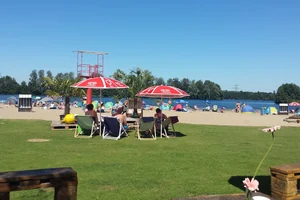 Besucher des Strandbads Tenderingssee