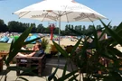 Entspannter Sonnentag im Strandbad des Tenderingssees