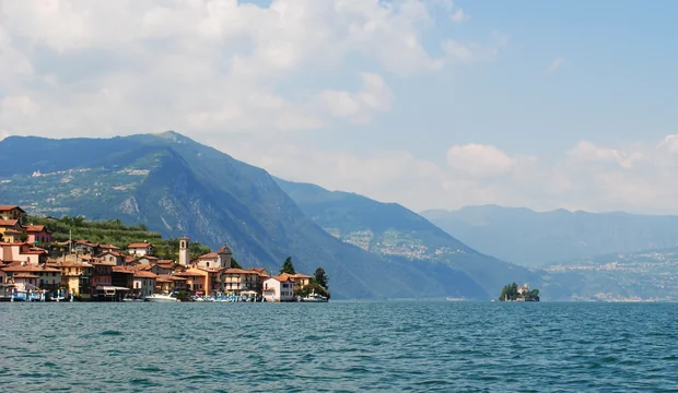 Blick auf die kleine Insel am Lago Iseo Blick auf die kleine Insel am Lago Iseo