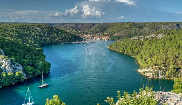 Die Stadt Skradin am Fluss Krka