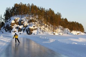 Ski fahren auf der zugefrorenen Saimaaer Seenlandschaft Ski fahren auf der zugefrorenen Saimaaer Seenlandschaft