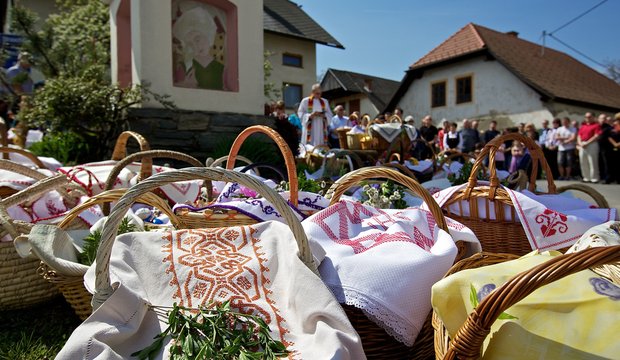 Osterdeckchen auf klassichen Weidenkörben Osterdeckchen auf klassichen Weidenkörben