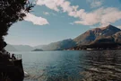 Aussichtspunkt mit Blick auf die Berge am Comer See bei Sonnenaufgang