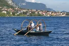 Ruderboot auf dem Comer See  mit Blick auf die Stadt Lecco