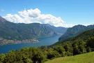 Rast auf einer Wiese über dem Comer See