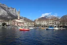 Rast auf einer Wiese über dem Comer SeePanorama Blick auf Lecco am Comer See