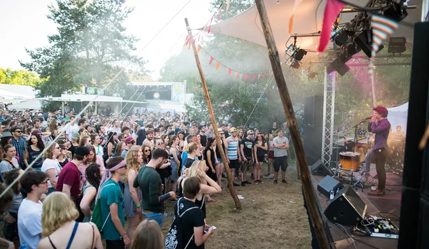 Kleine Bühne auf dem Immergut Festival am Glambecker See