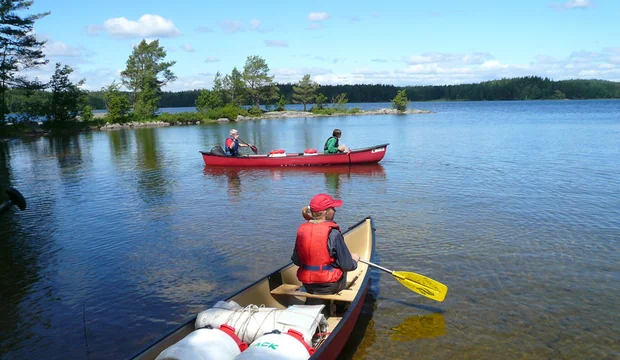 Gemeinsam über die Seenlandschaft Schwedens