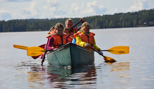 Teamwork ist Hauptsache auf der Kanureise durch Schweden Gemeinsam ruddert es sich besser!